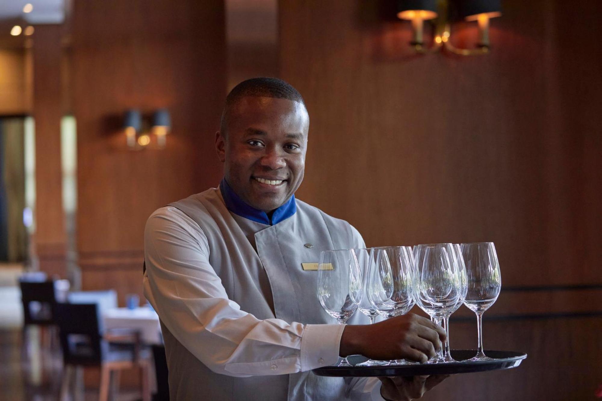 Mandarin Oriental, Santiago Ξενοδοχείο Εξωτερικό φωτογραφία A waiter at work