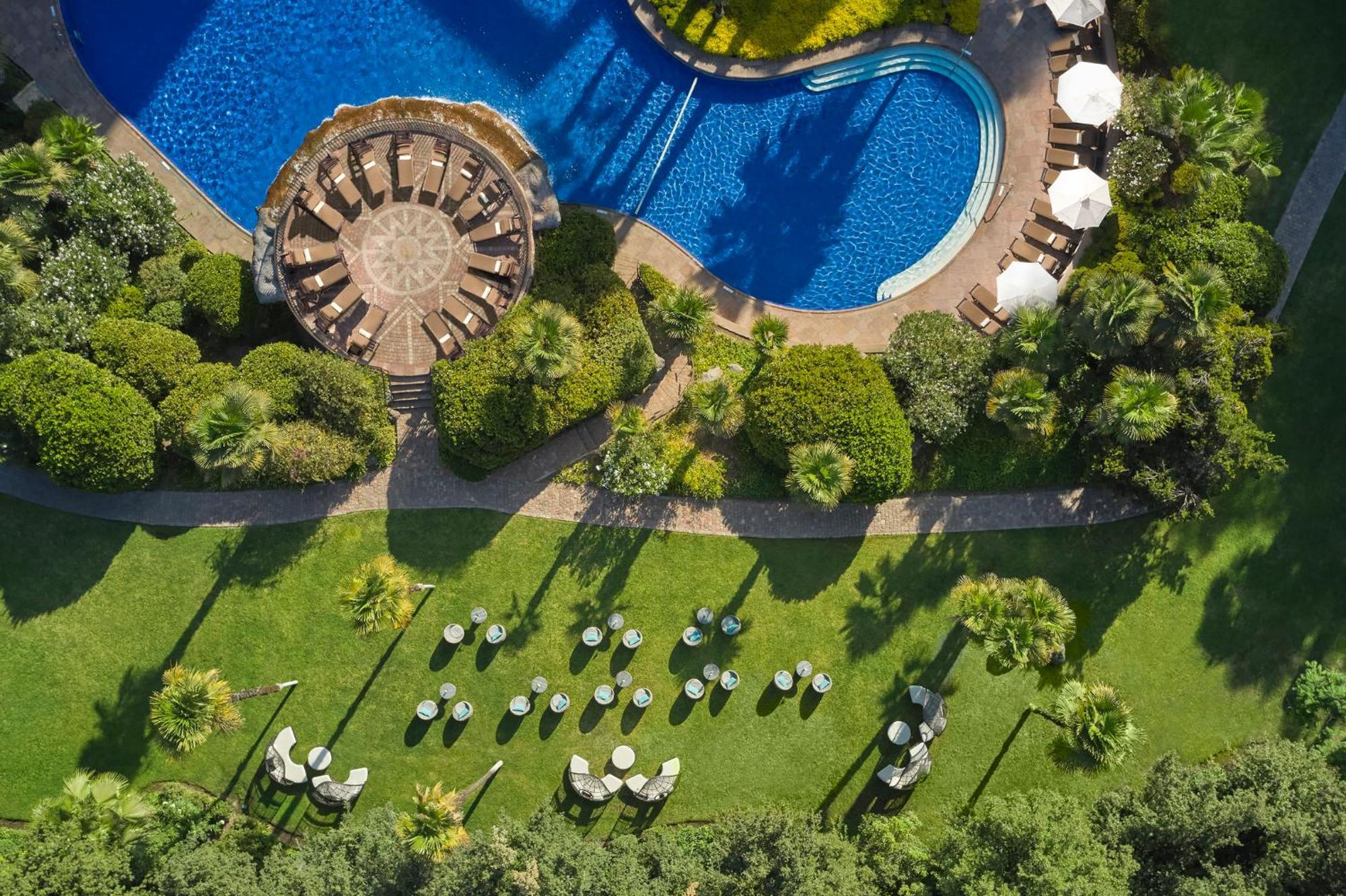 Mandarin Oriental, Santiago Ξενοδοχείο Εξωτερικό φωτογραφία Aerial view of the pool at the Four Seasons Hotel